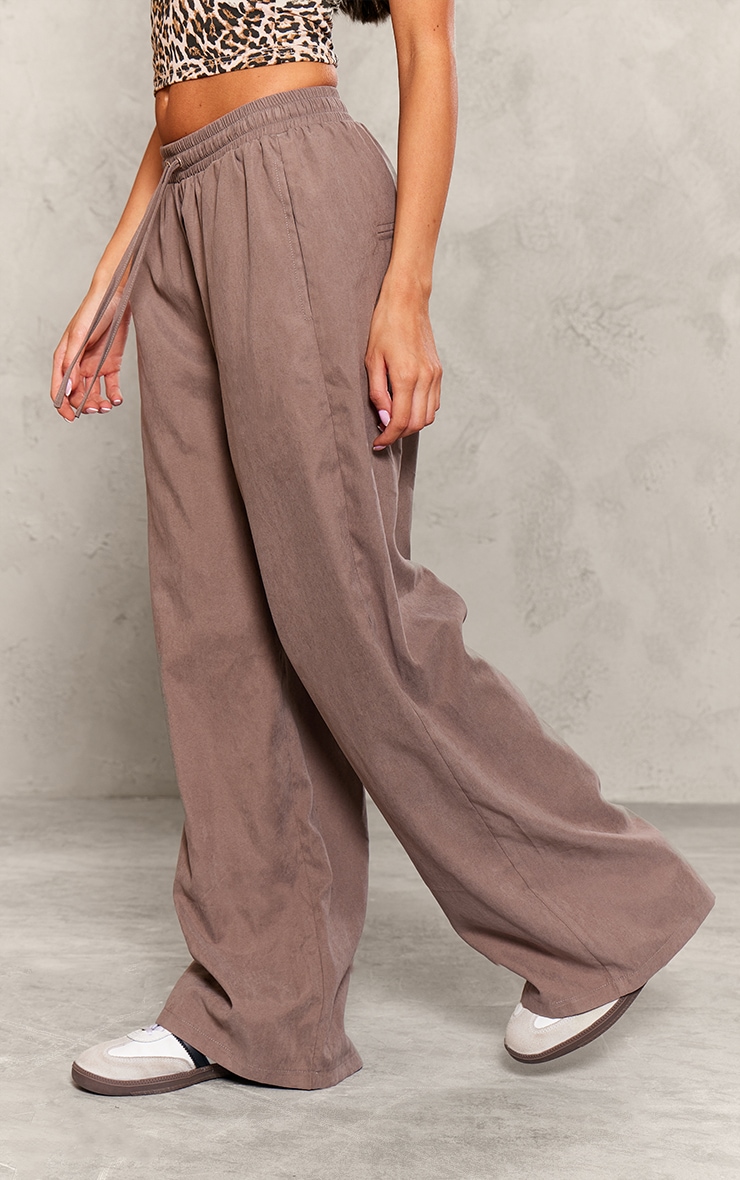 Petite Pantalon en peau de pêche taupe foncé style cargo image 2