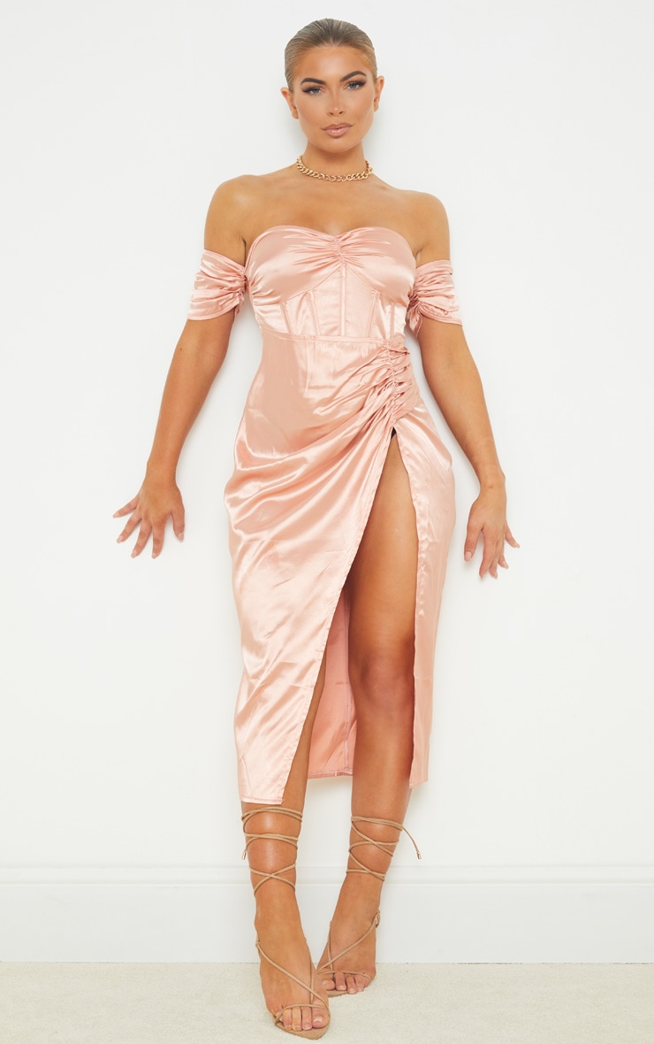 Robe mi-longue satinée pêche corset à fente sur la cuisse
