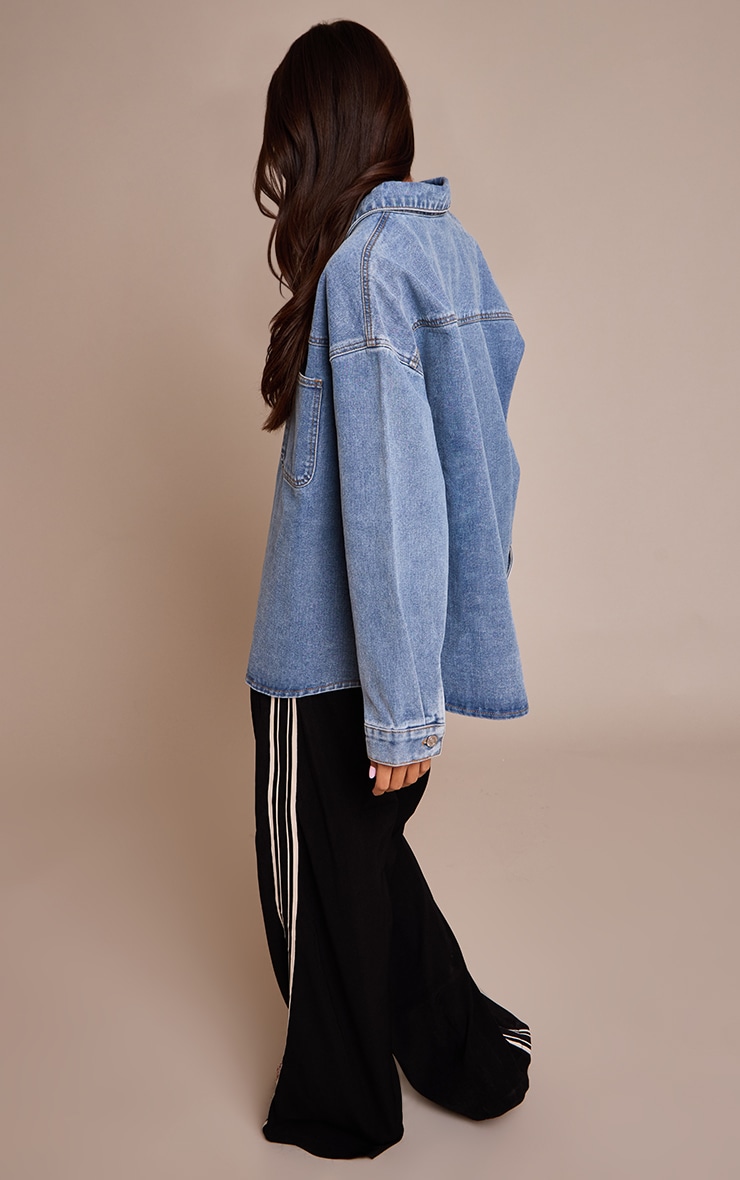 Chemise en jean bleu moyen délavé à poche unique oversize image 2