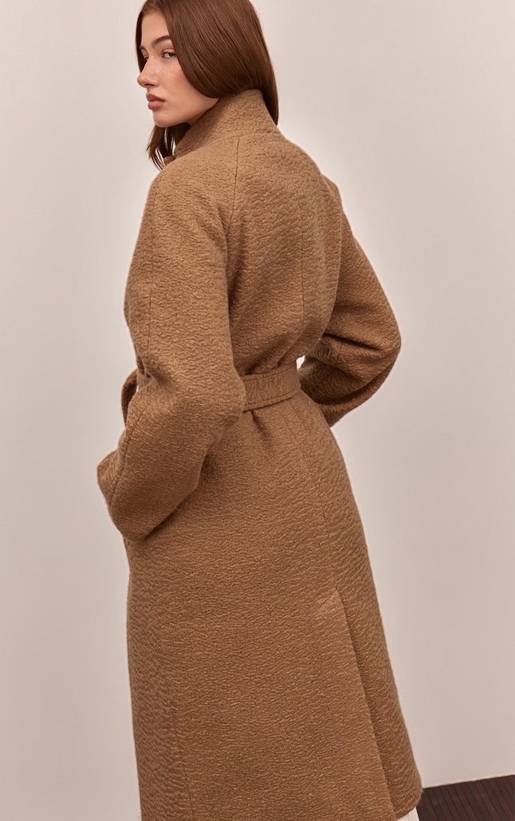 Manteau long en effet laine camel à col montant et taille nouée image 4