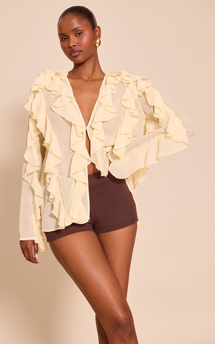 Blouse en mousseline de soie crème au beurre très volanté à manches longues image 1
