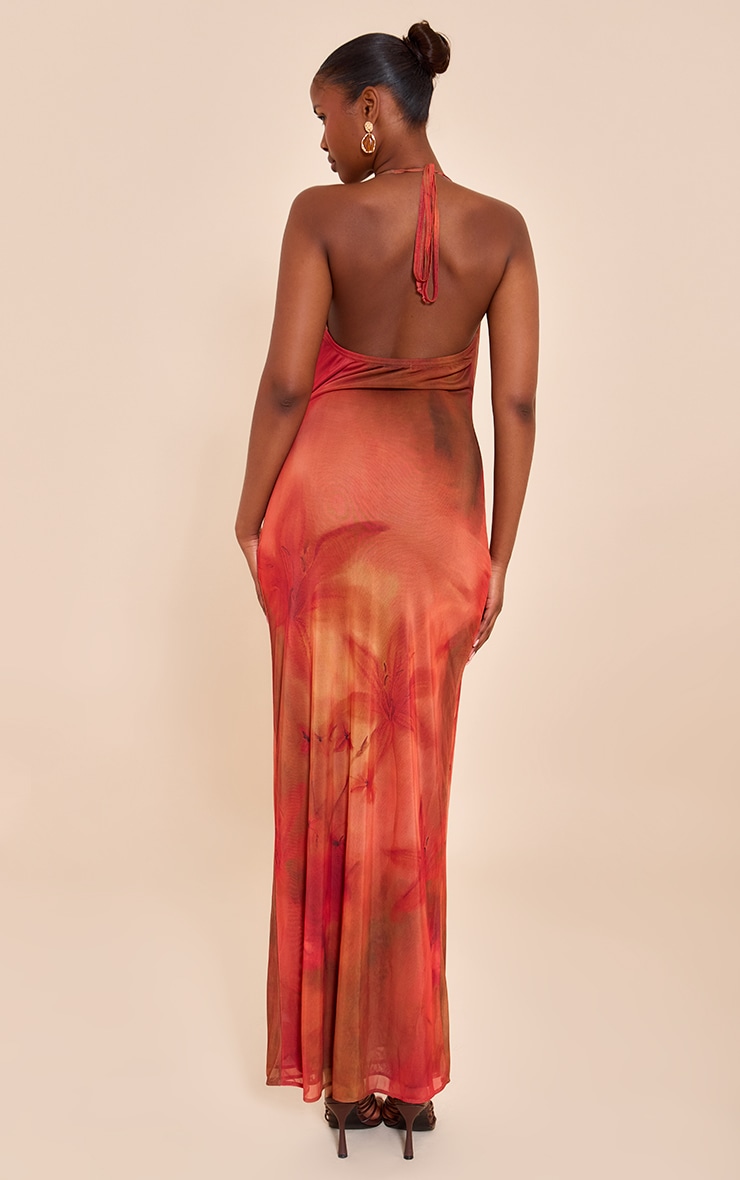 Robe longue rouge fleurie à dos nu et décolleté image 2