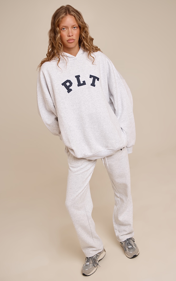 PRETTYLITTLETHING Jogging large gris cendré à logo "PLT" image 1