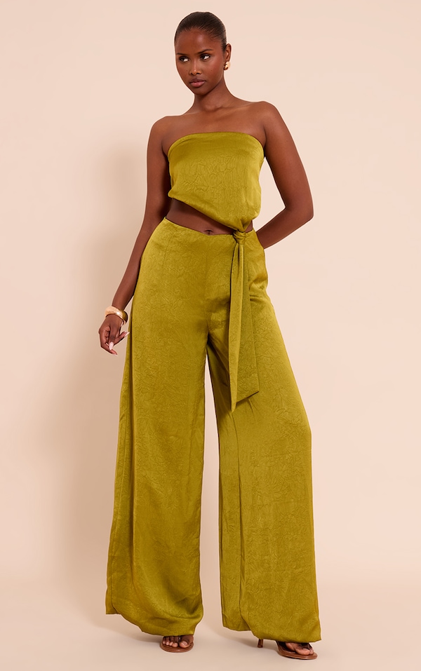 Combinaison large satinée vert olive à découpe et détail noué