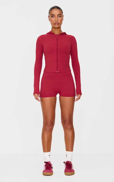 PLT TRAIL Mini-short en Sculpt rouge foncé à derrière froncé