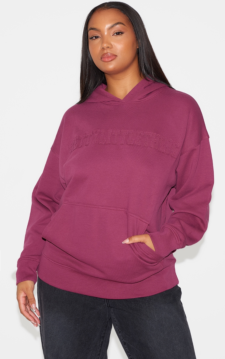 PRETTYLITTLETHING Plus Hoodie bordeaux à appliqué image 1