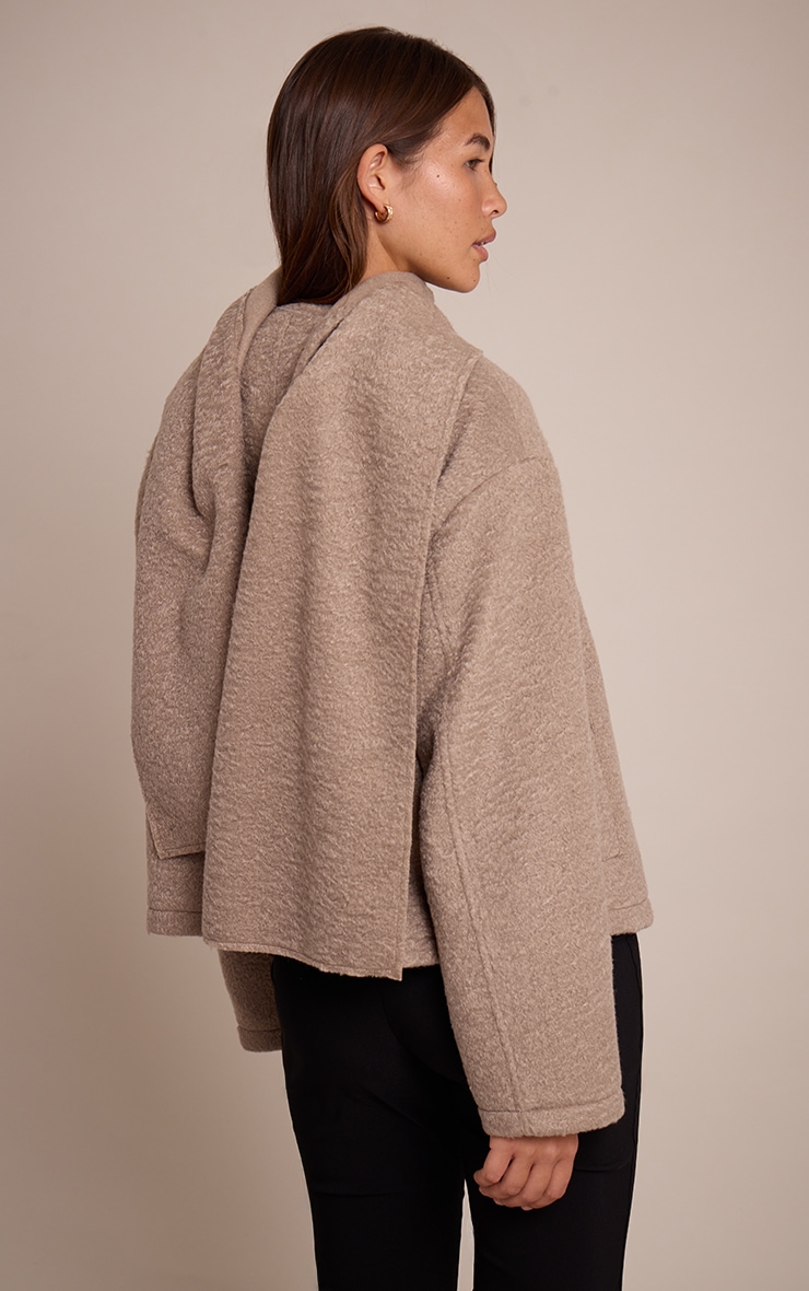 Manteau bouclé taupe à détail écharpe image 2