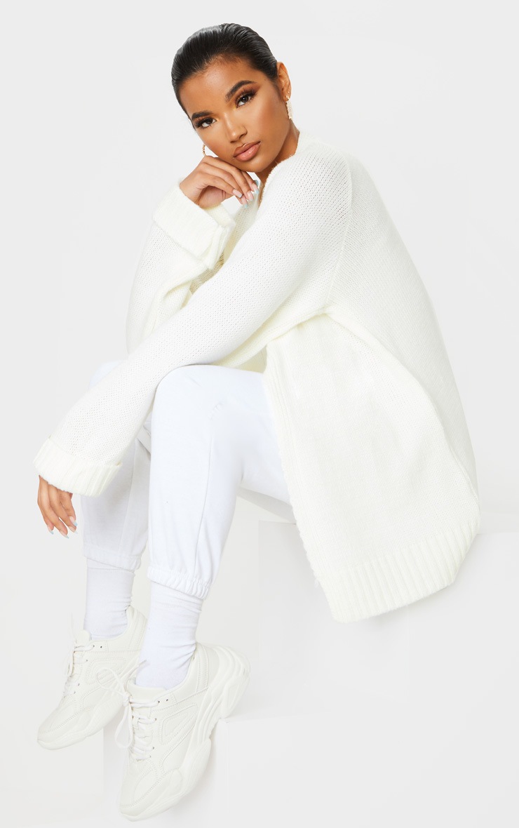Cardigan en maille duveteuse crème à détail poches