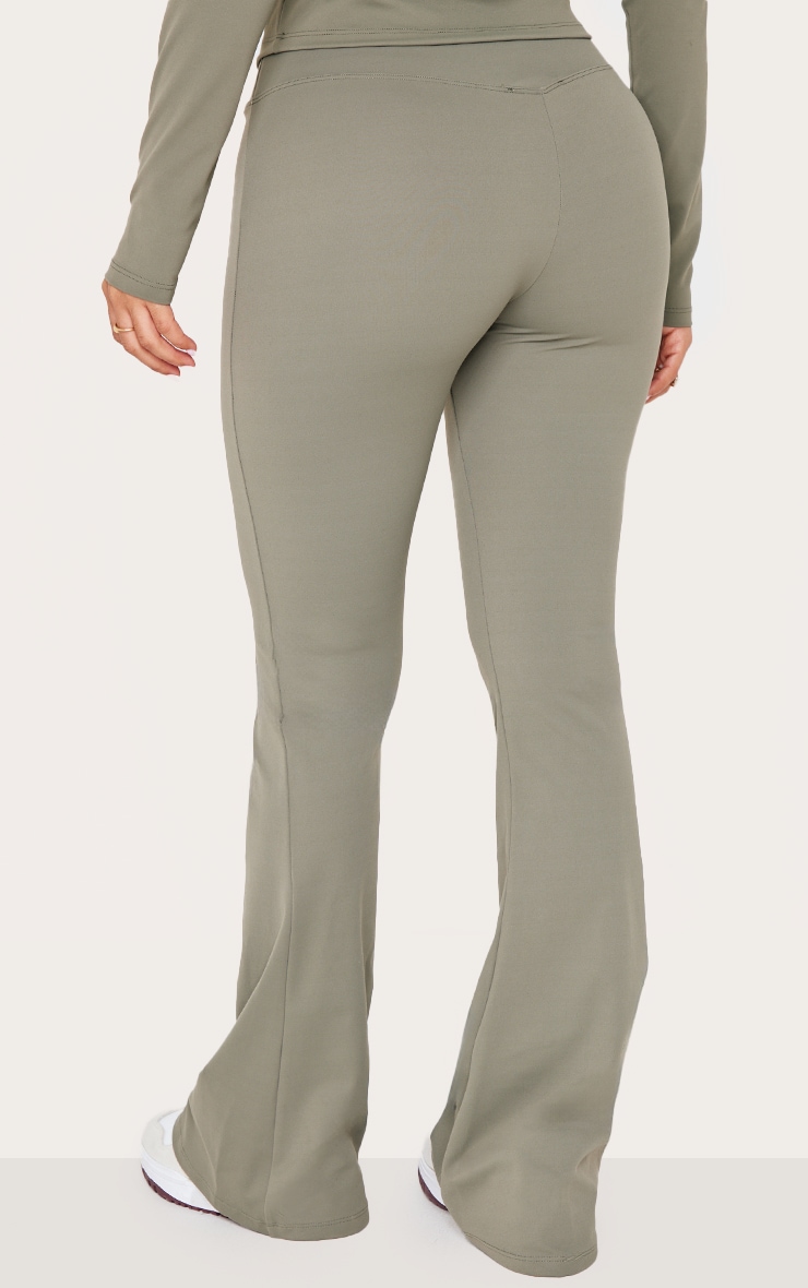 Petite Pantalon de yoga flare en Sculpt vert olive à taille haute image 3