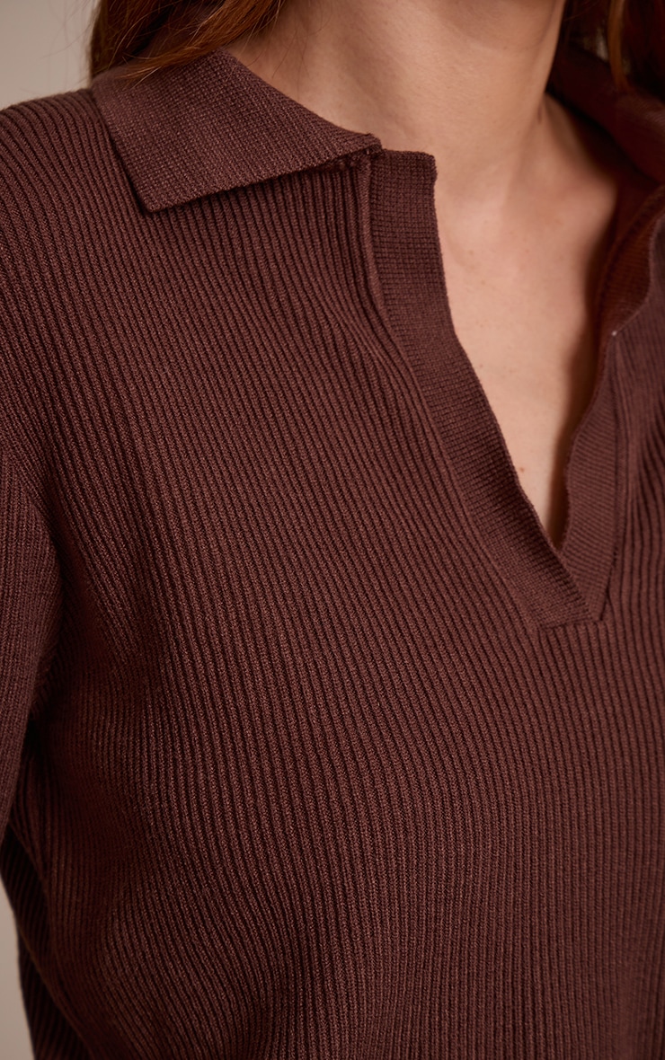 Pull en maille tricot côtelée chocolat à col en V et manches longues image 4