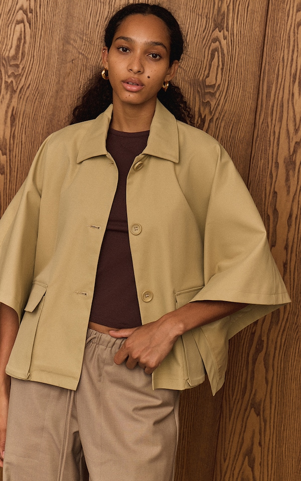 Veste style trench courte gris clair à manches chauve-souris