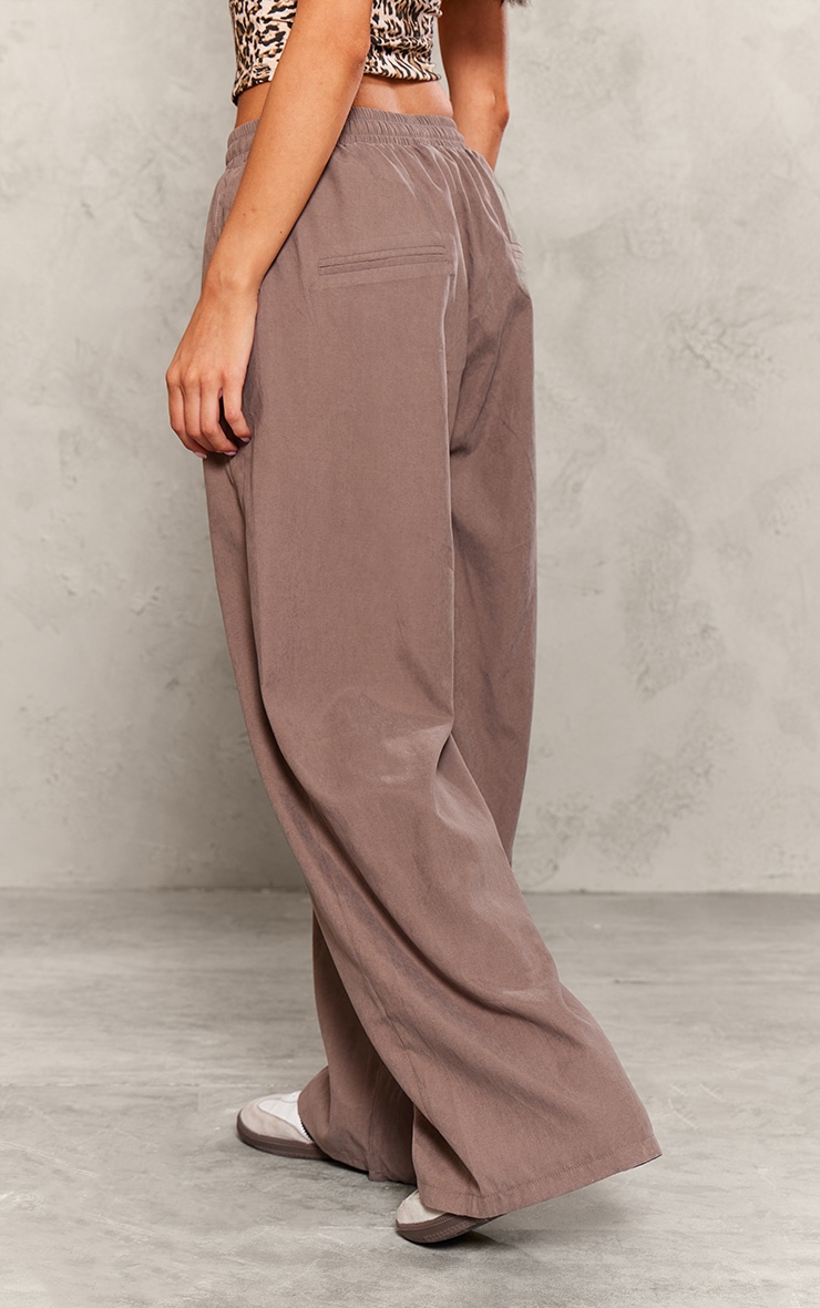 Petite Pantalon en peau de pêche taupe foncé style cargo image 3