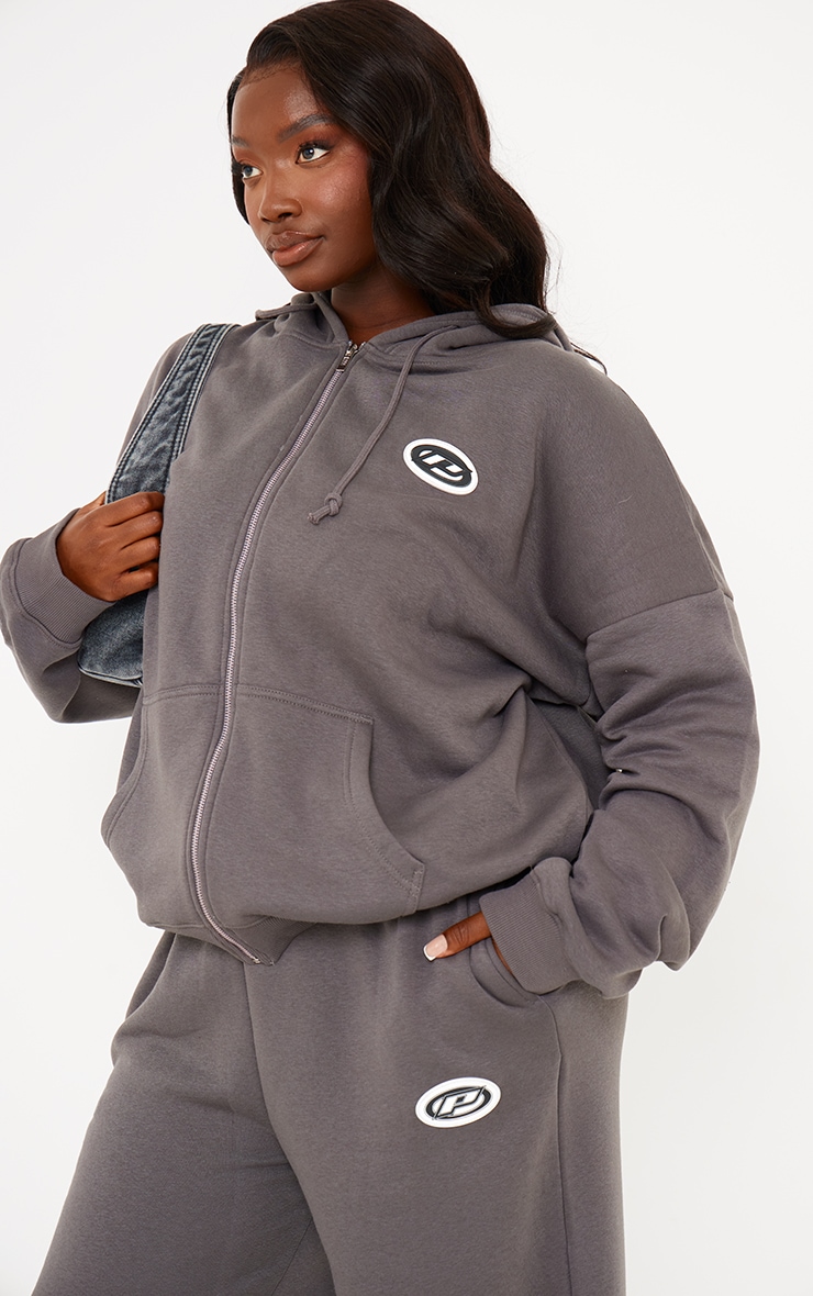 PRETTYLITTLETHING Plus Charcoal Grey Logo Badge Wide Leg Sweatpants image 4