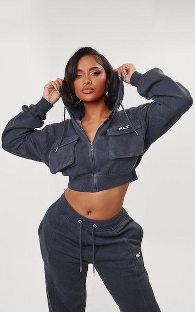 PRETTYLITTLETHING Shape Hoodie court style cargo gris anthracite délavé