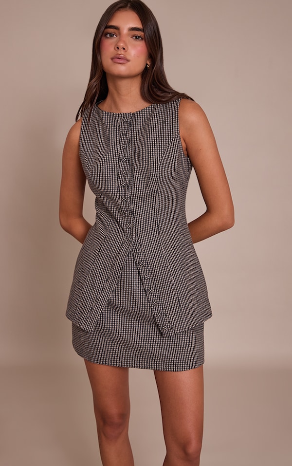 Robe moulante noire imprimé carreaux à col bateau et boutons