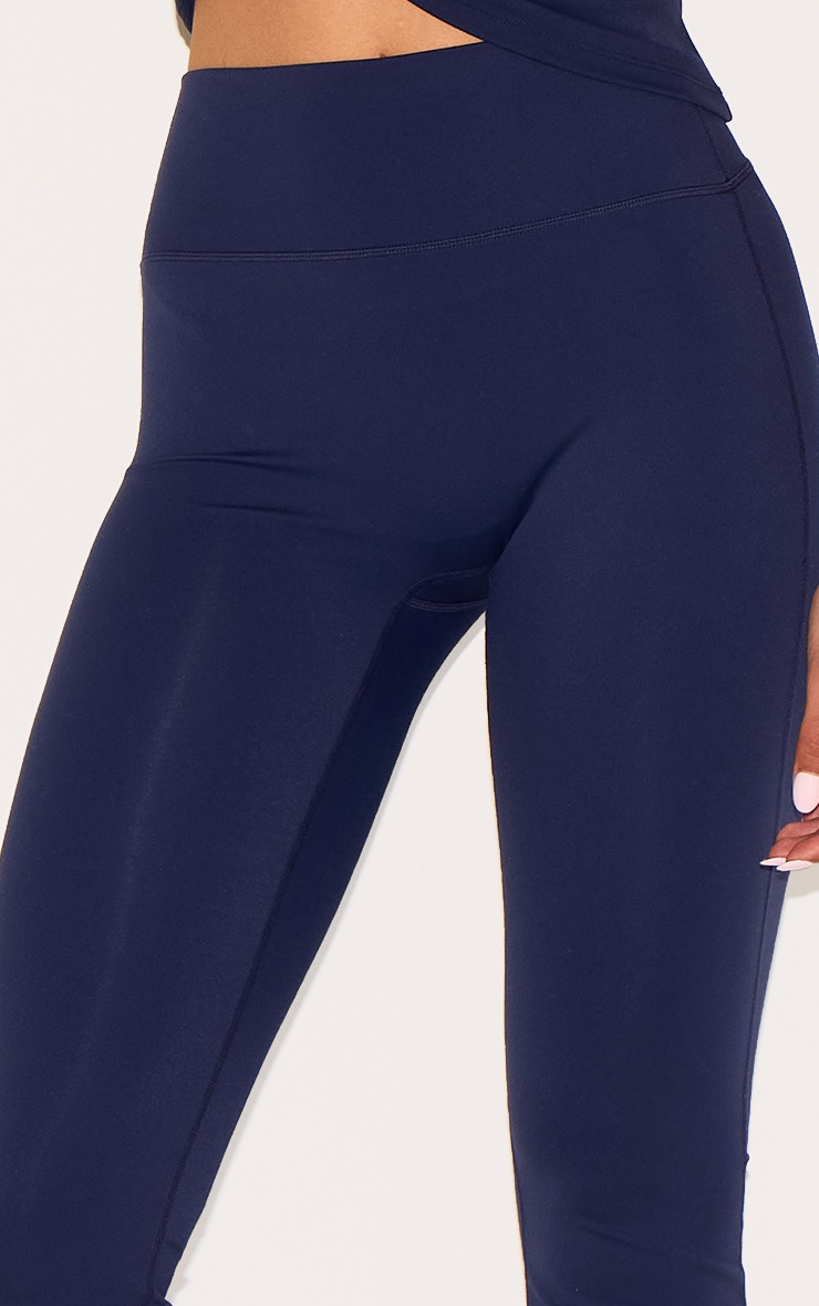 Tall Pantalon de yoga flare en Sculpt bleu nuit à taille haute image 4