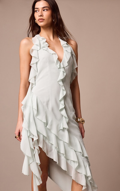 Robe longue en mousseline de soie sauge volantée à décolleté plongeant