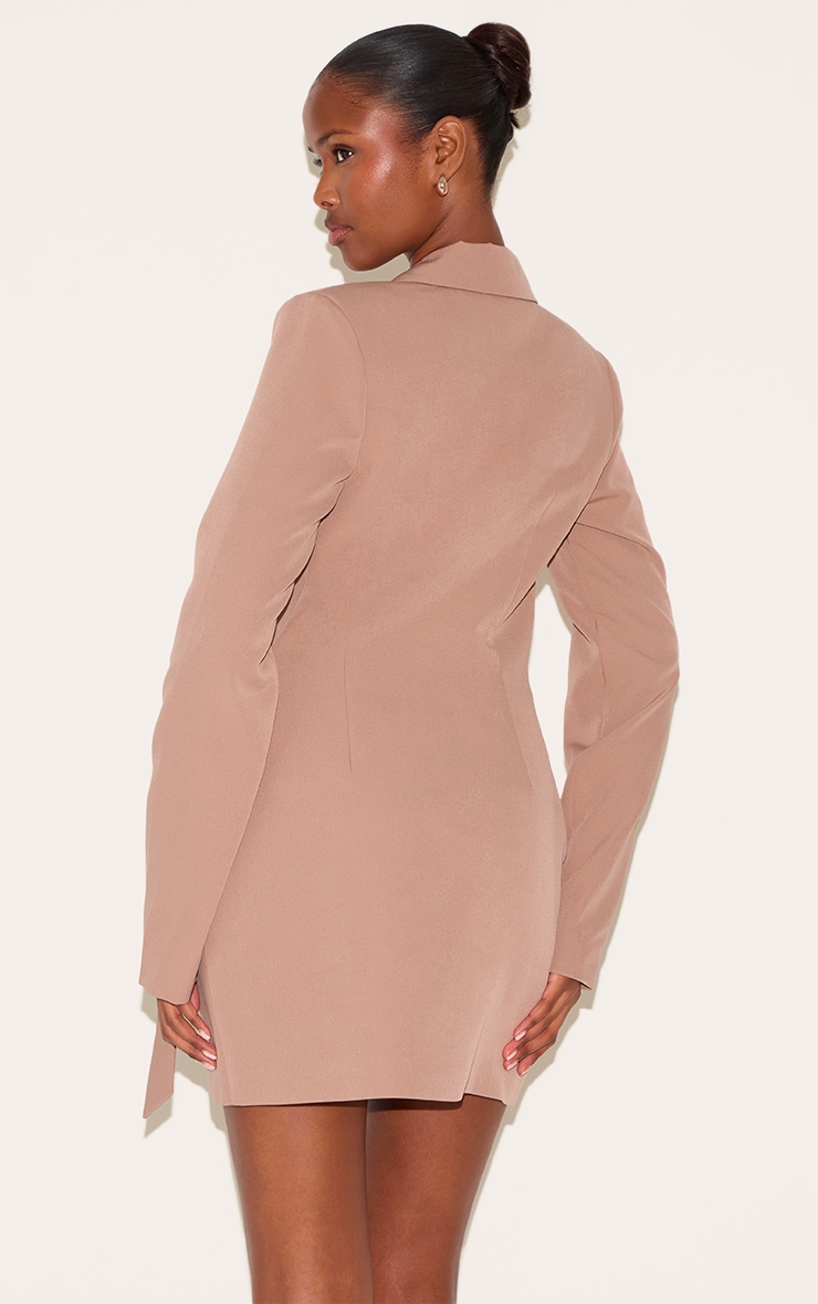 Robe blazer taupe nouée sur le côté à décolleté image 2