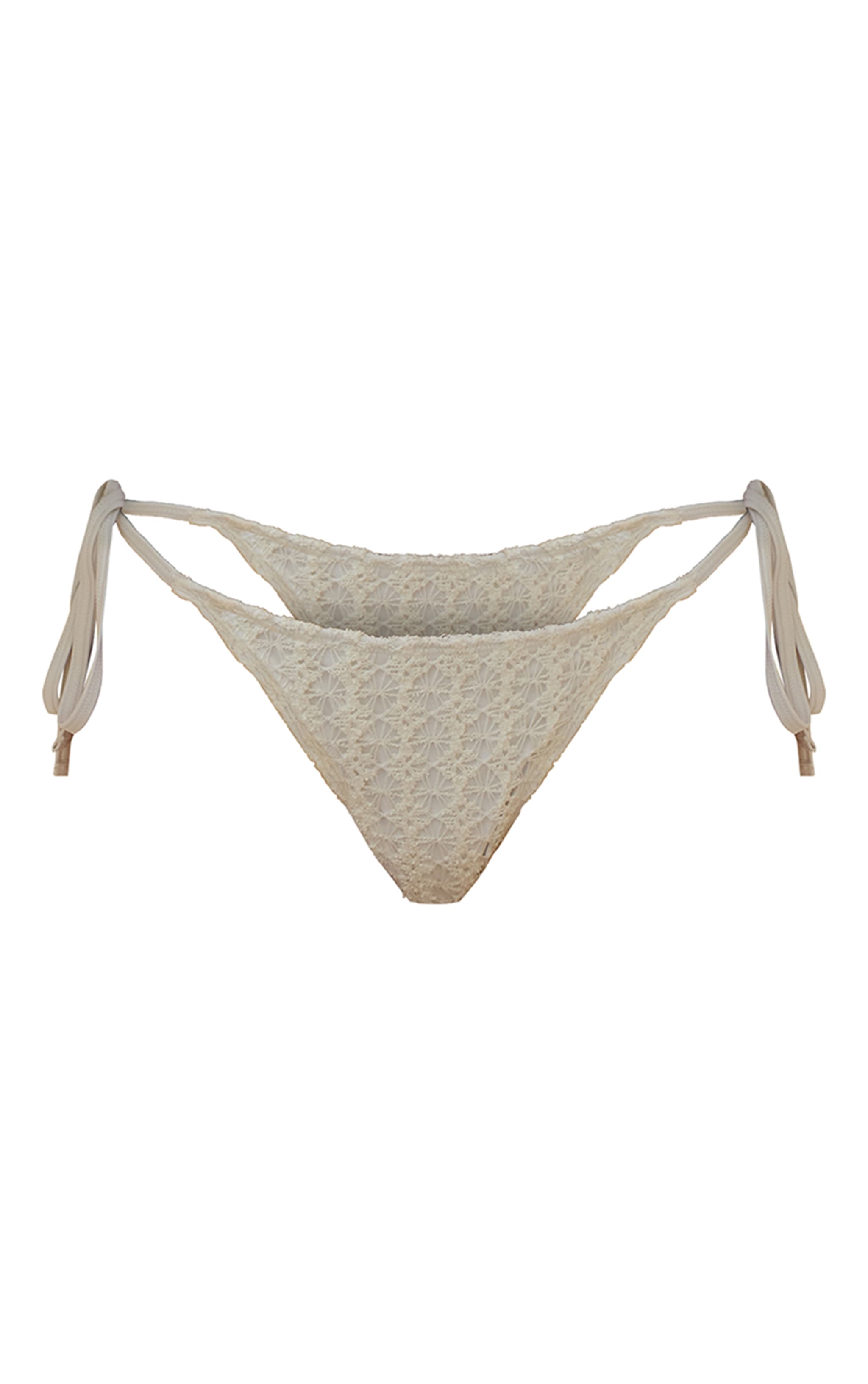 Bas de maillot de bain en maille style crochet doublée crème noué sur les côtés image 5