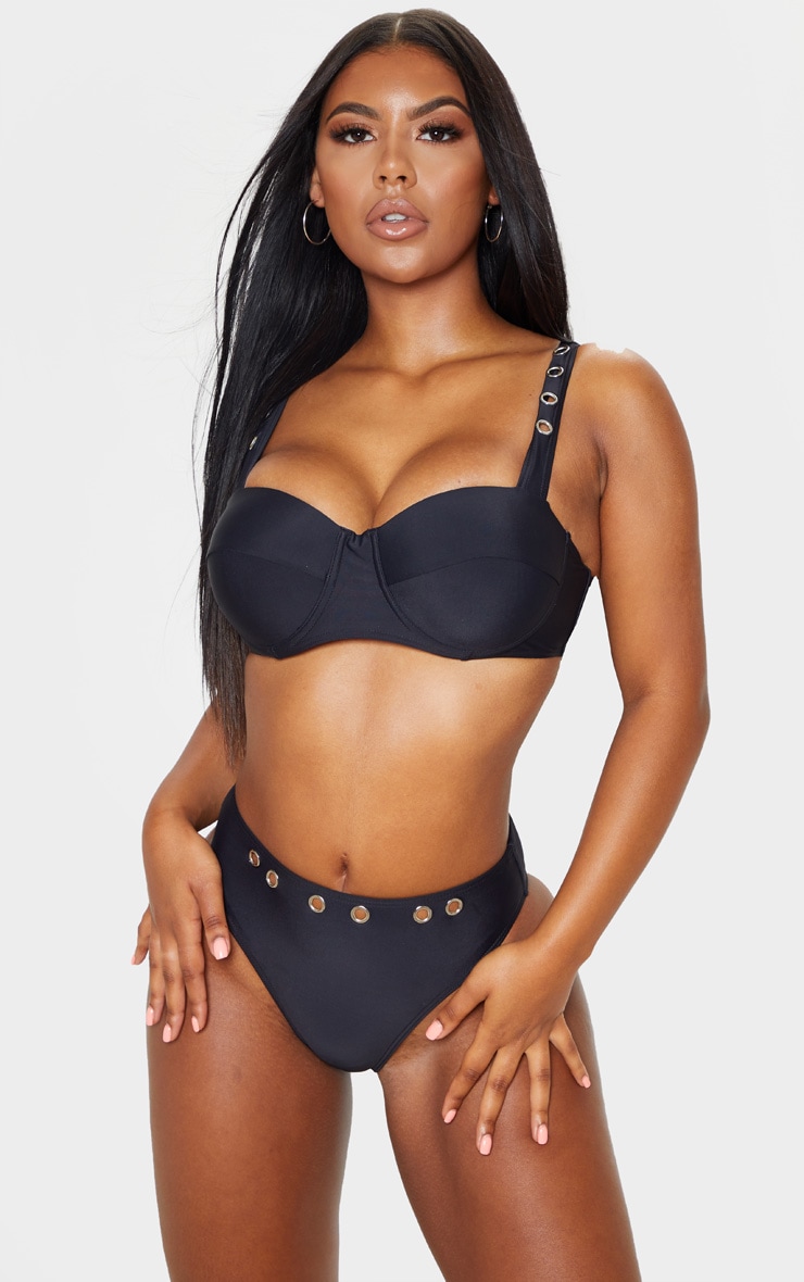 Top de bikini noir forte poitrine à armatures et oeillet
