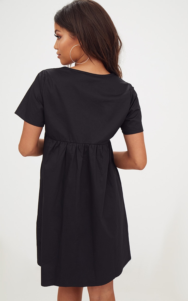 Robe babydoll noire en popeline avec broderies. Robes PrettyLittleThing FR