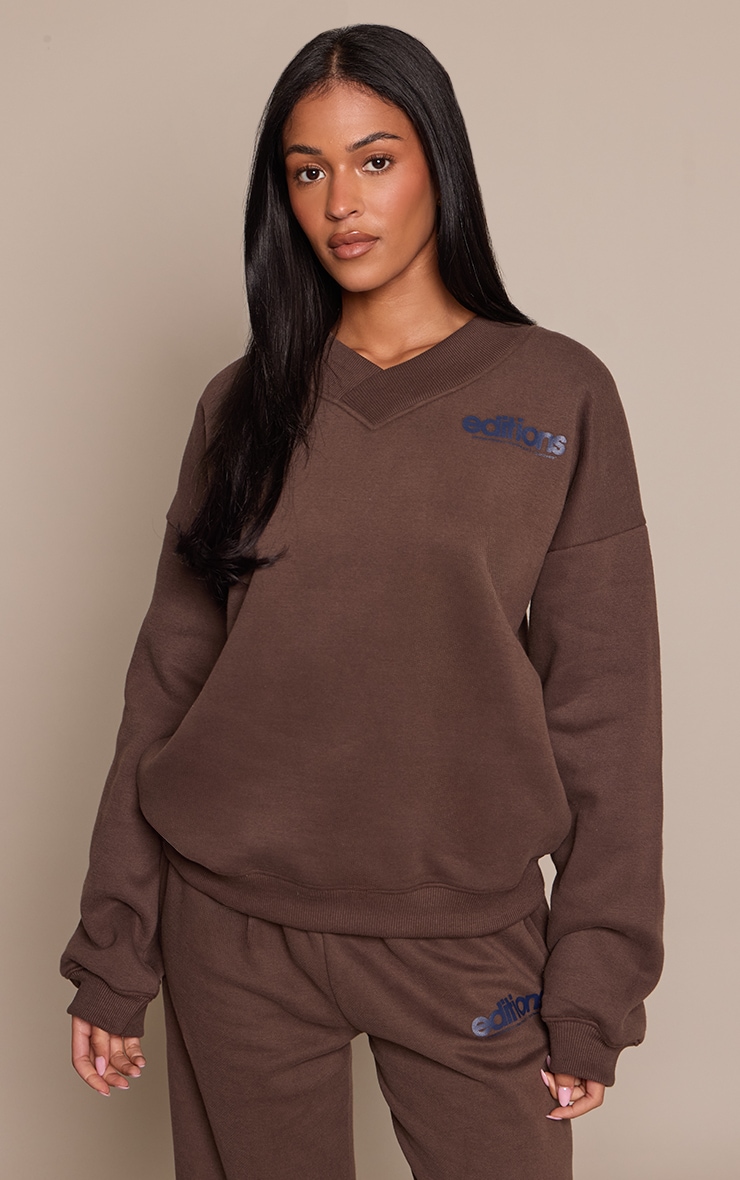 Tall Sweat chocolat imprimé "Editions" à col en V