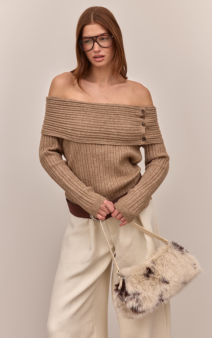 Pull en maille tricot côtelée avoine à col bardot et boutons image 3