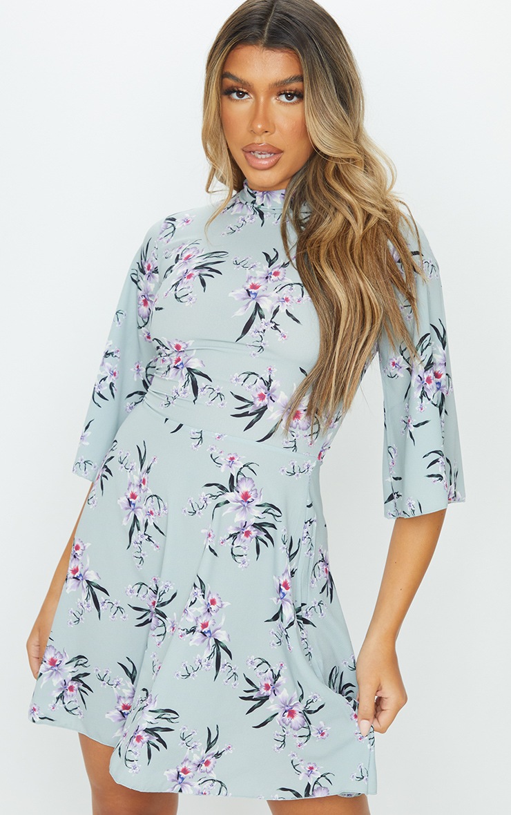 Robe patineuse imprimé floral vert sauge à col montant et manches cape