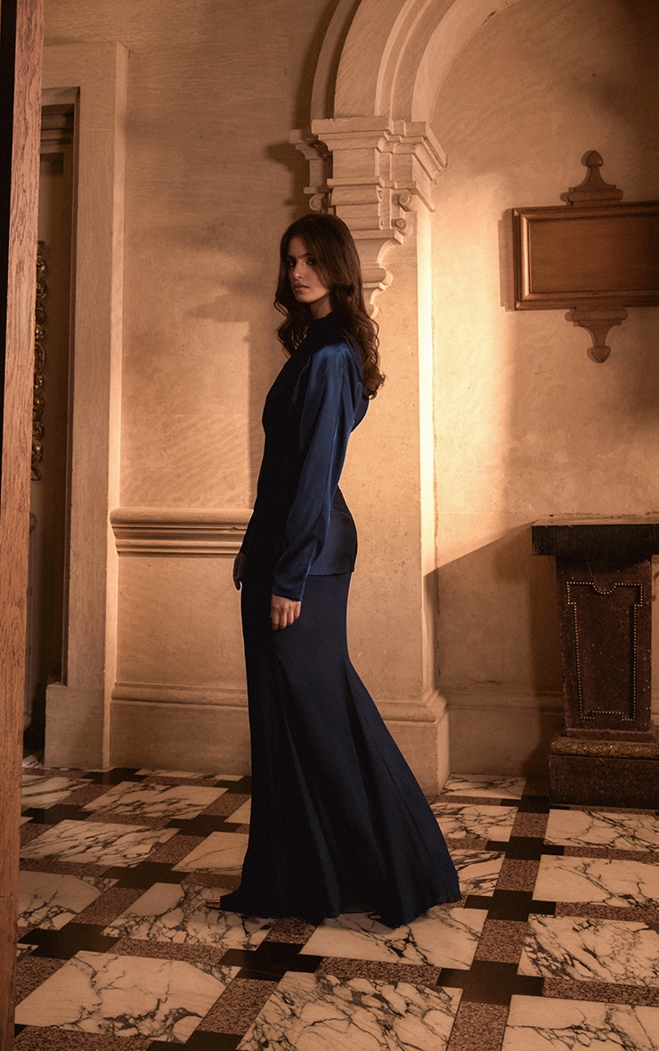 PLT Label Robe longue satinée bleu marine à col montant et jupe sirène en mousseline de soie image 3