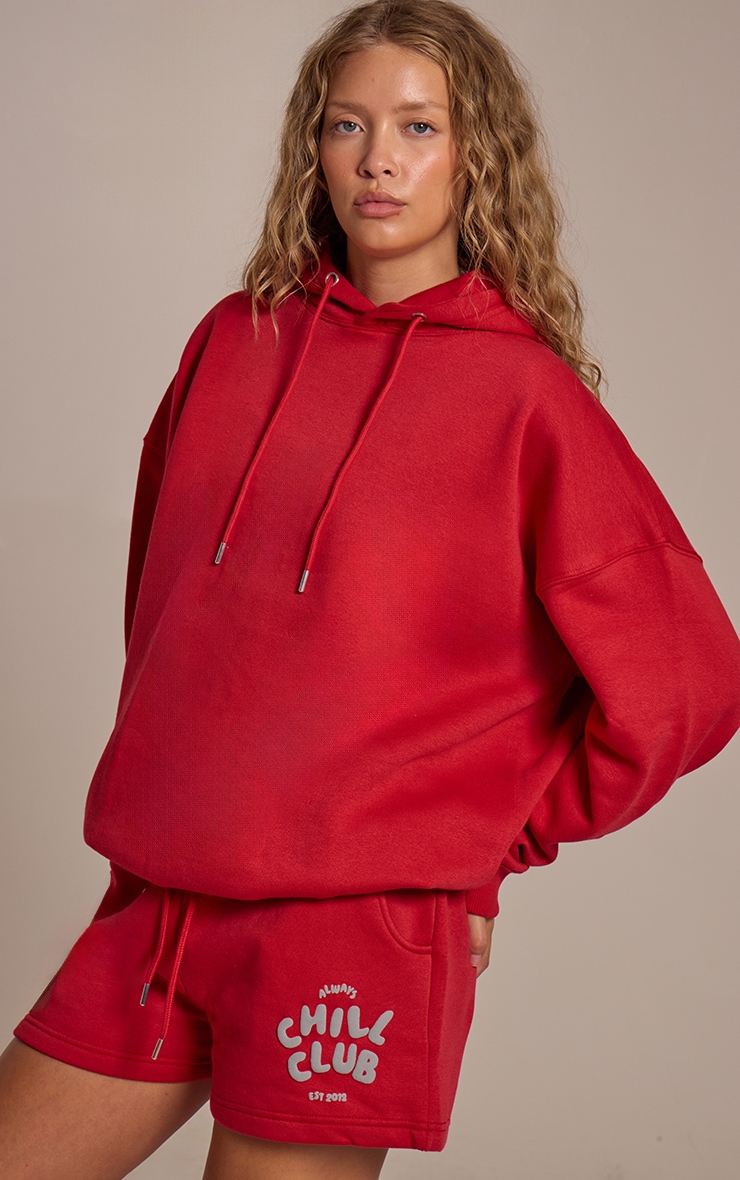 Hoodie oversize rouge à slogan 'Chill Club' en relief image 4