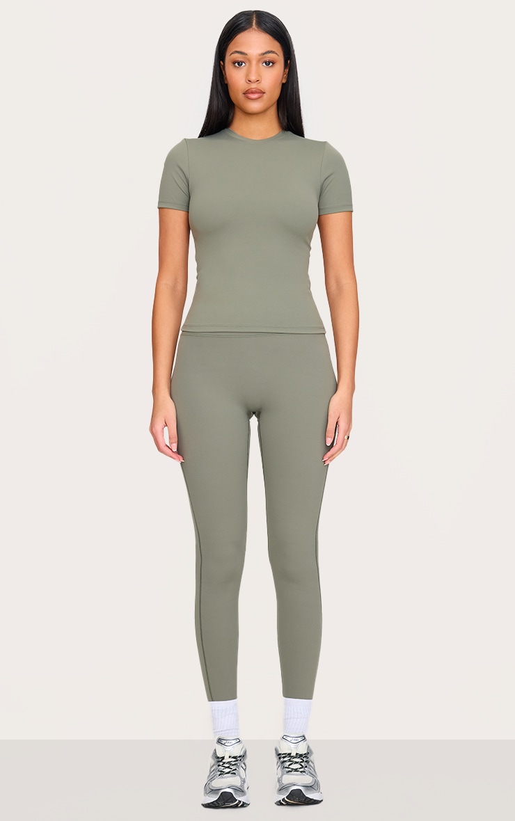 Tall Top de sport long en Sculpt vert olive à manches courtes image 3