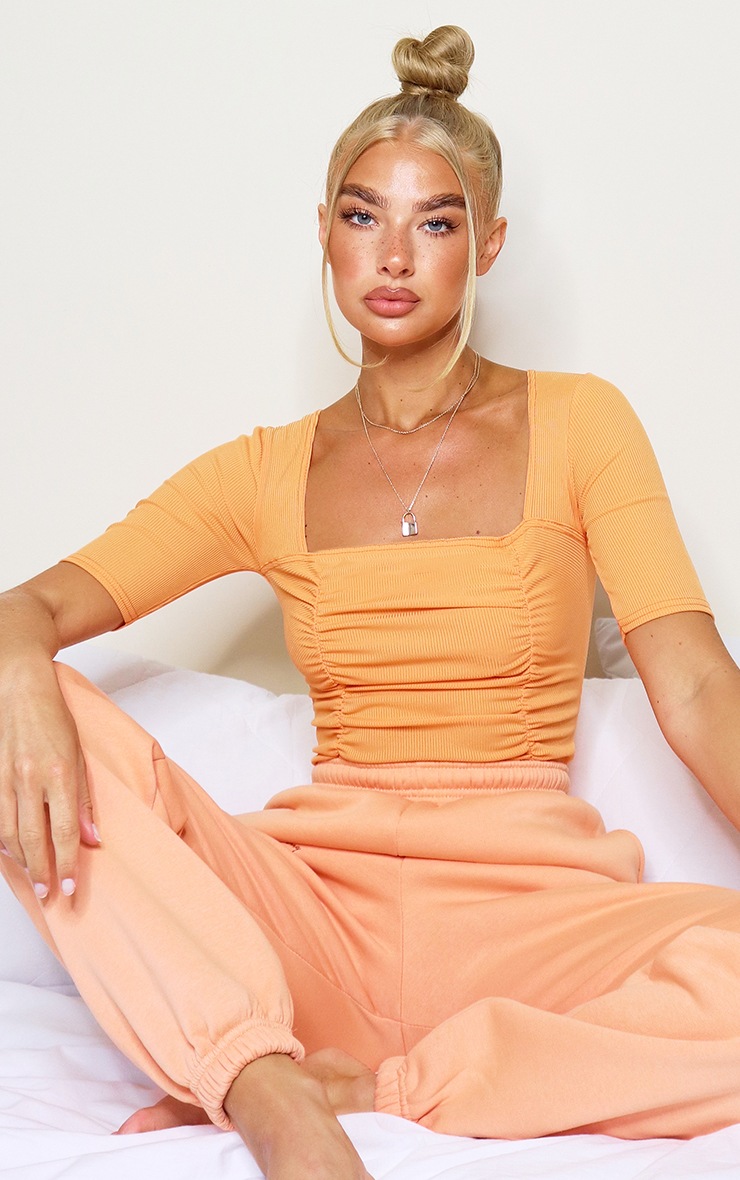 Body froncé orange pastel à manches courtes