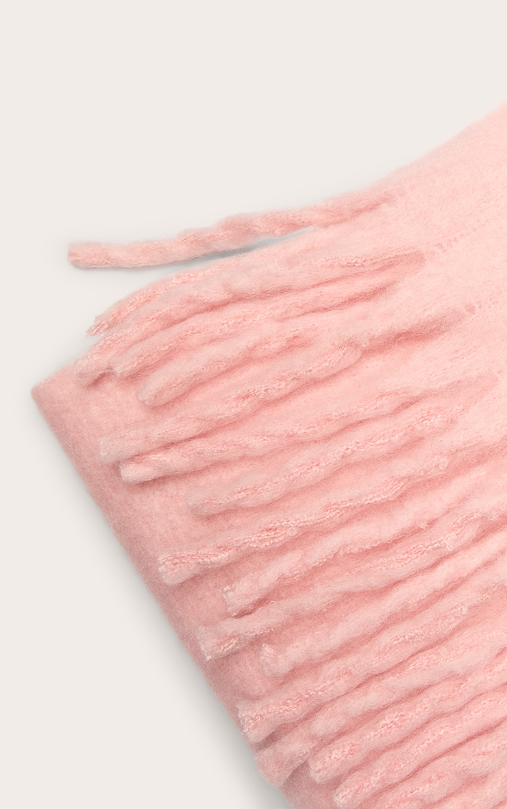 Écharpe en maille tricot brossée rose poudré à franges image 3