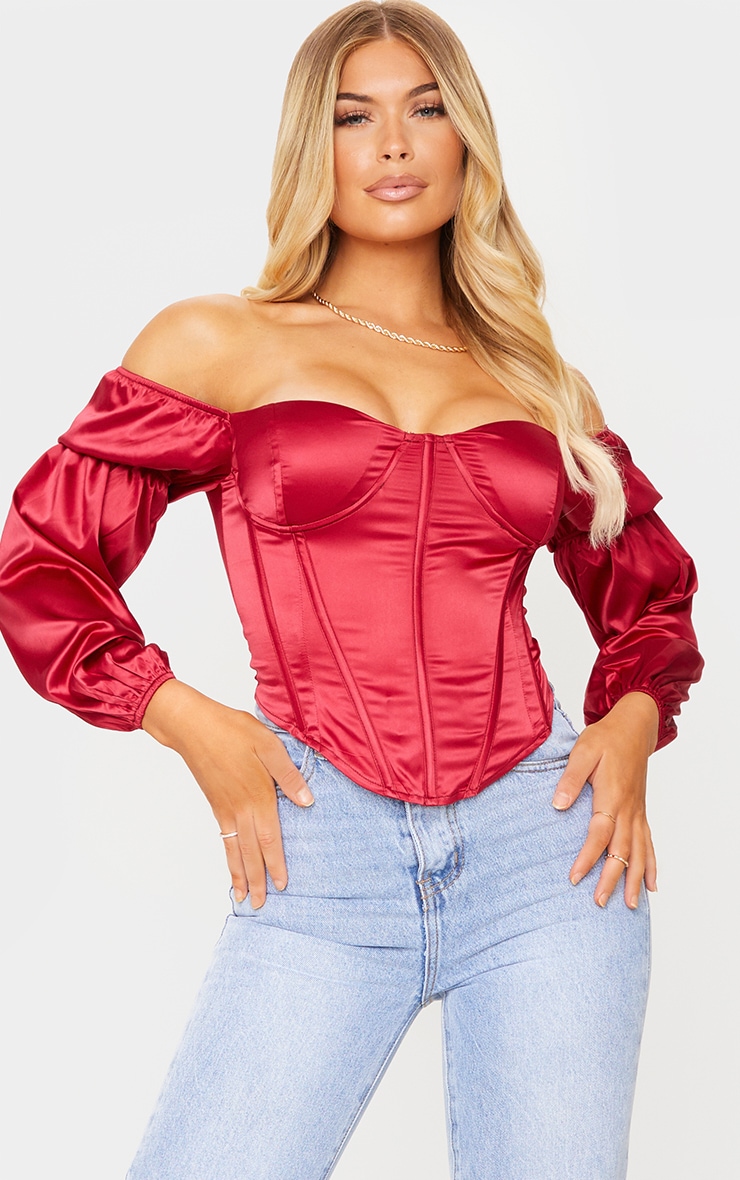 Top façon corset rouge satiné à col bateau et manches bouffantes