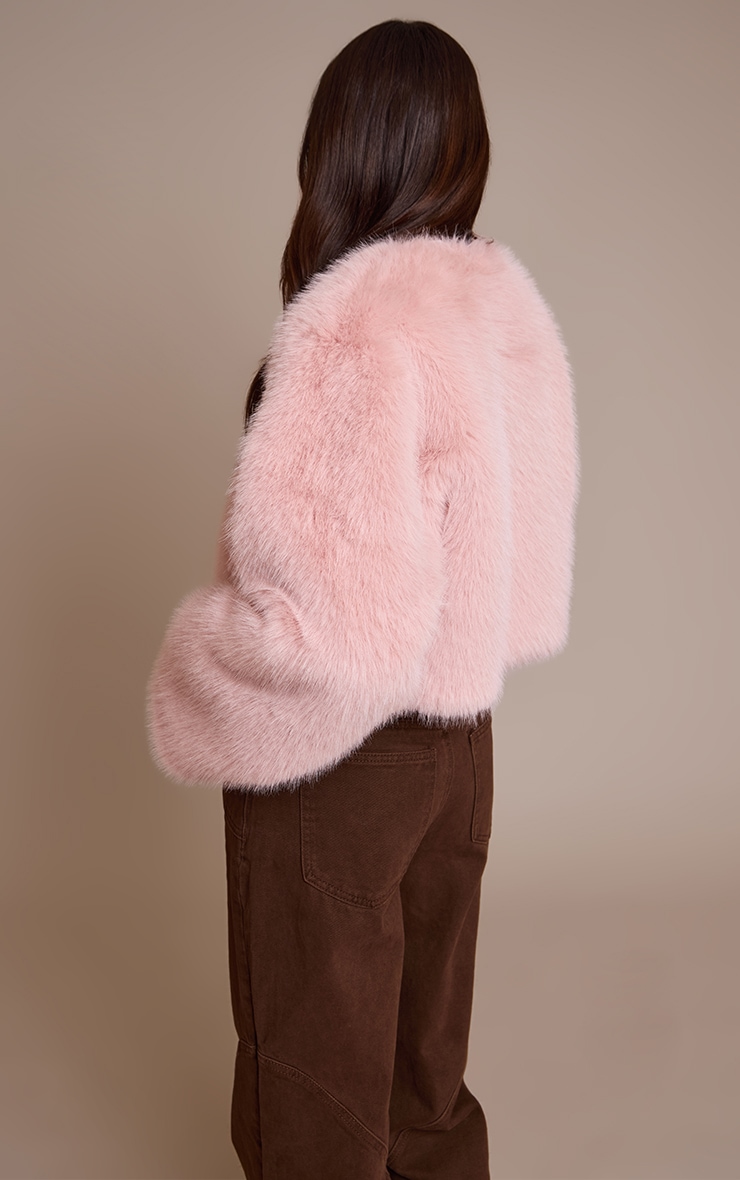 Manteau court en fausse fourrure rose clair image 2