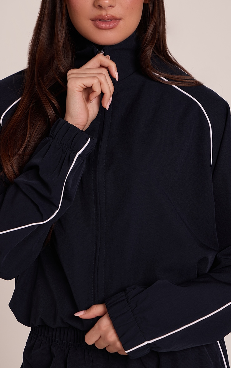 Veste bleu marine zippée à col entonnoir et lisérés contrastants image 4