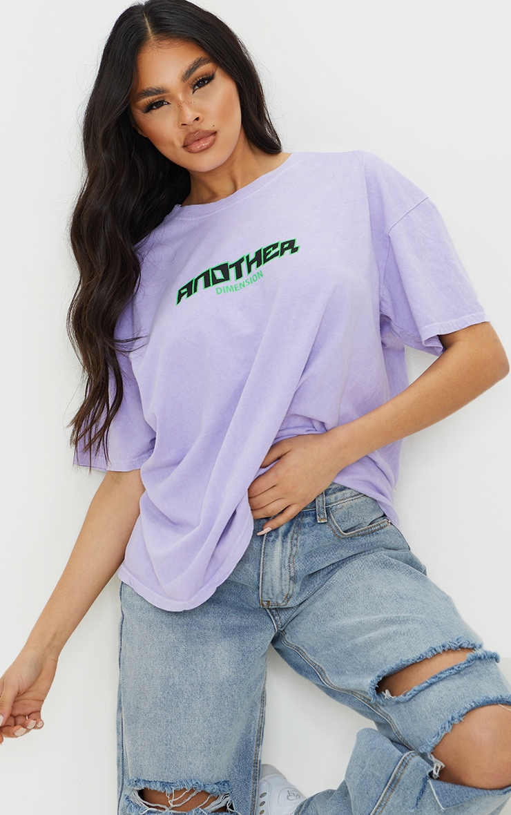 T-shirt lilas délavé à imprimé Another Dimension devant et derrière