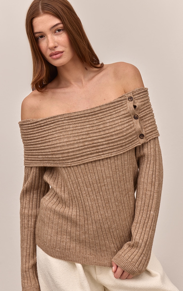 Pull en maille tricot côtelée avoine à col bardot et boutons image 4