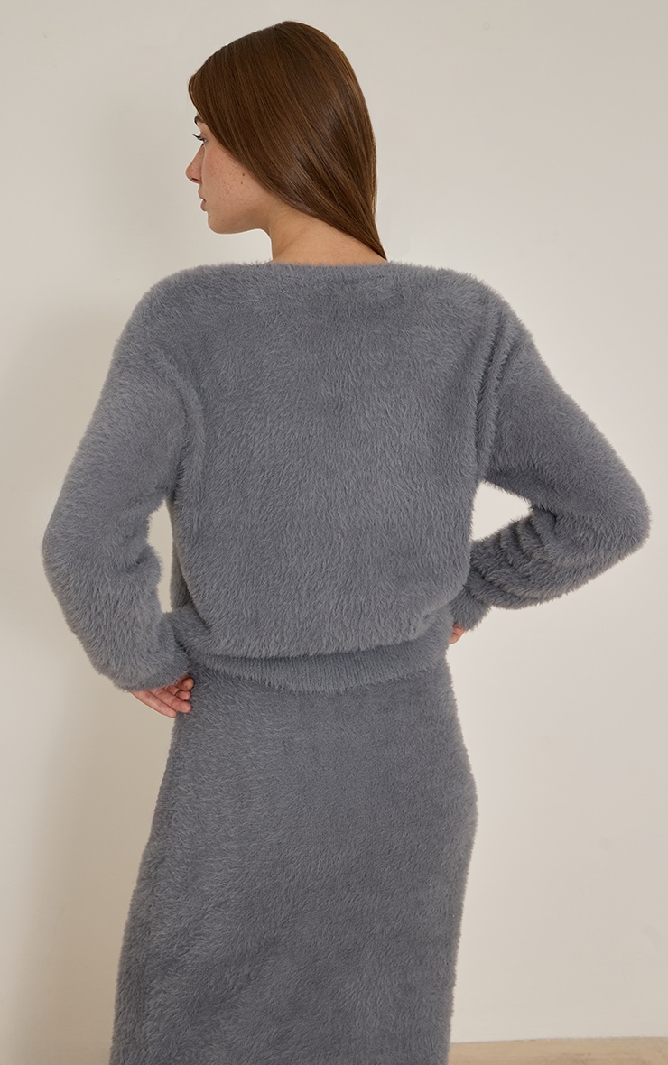 Pull oversize en maille tricot duveteuse grise à col en V image 2