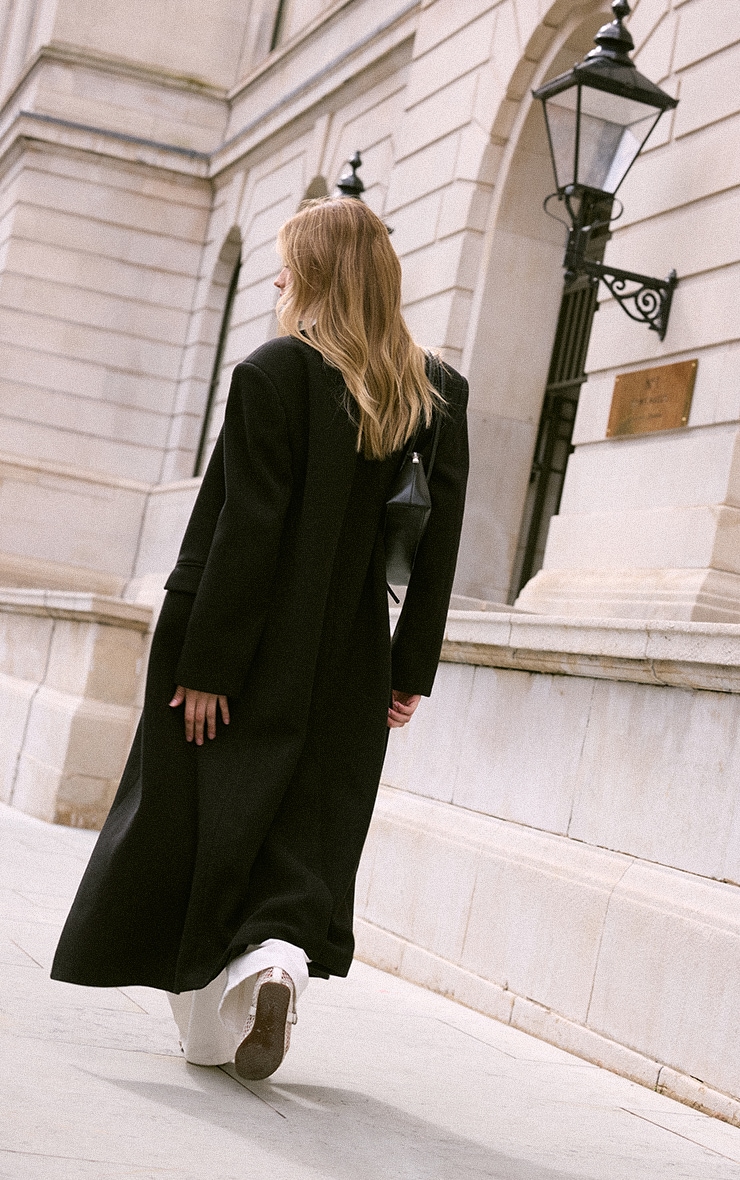 Manteau noir croisé oversize à coupe structurée image 2