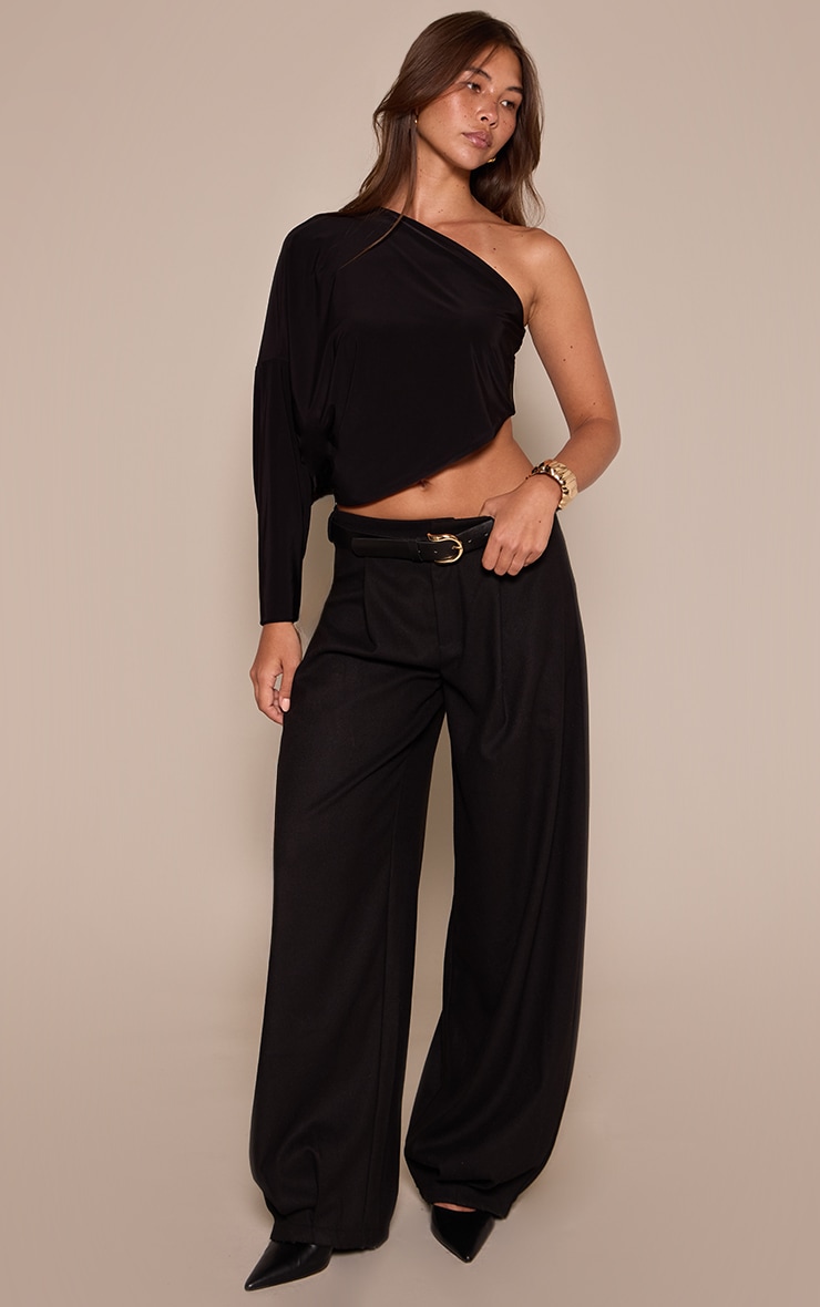 Top ample moulant noir à épaule unique image 3