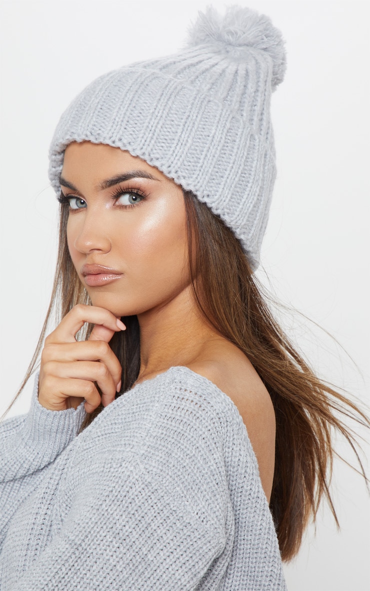 Bonnet gris clair à pompons chunky