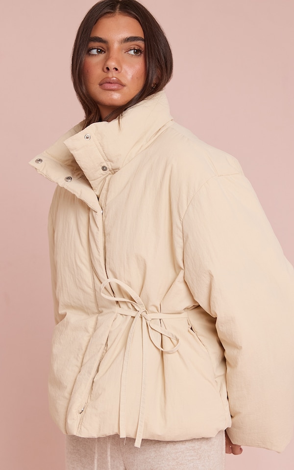 Veste matelassée crème à col montant et à nouer à la taille