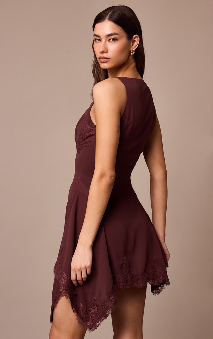 Robe moulante décolletée prune foncée en mousseline de soie transparente, ornée de dentelle image 2