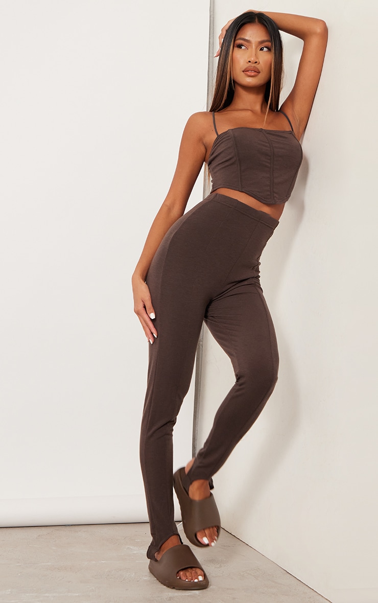 Legging marron foncé taille haute effet mouillé | PrettyLittleThing FR