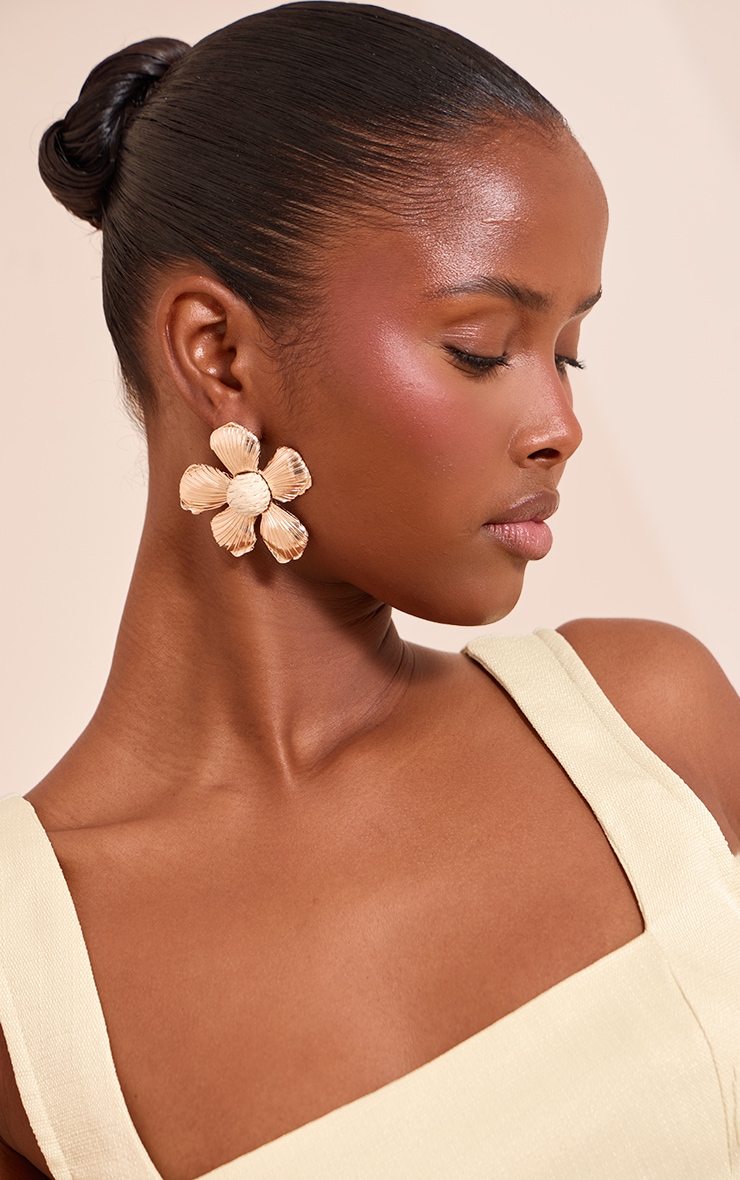 Gold Textured Raffia Centered Floral Earrings image 1
