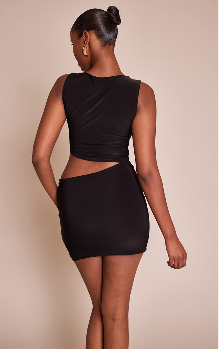 Robe mini noire à détails de liseré en matière satinée et à découpes. image 2