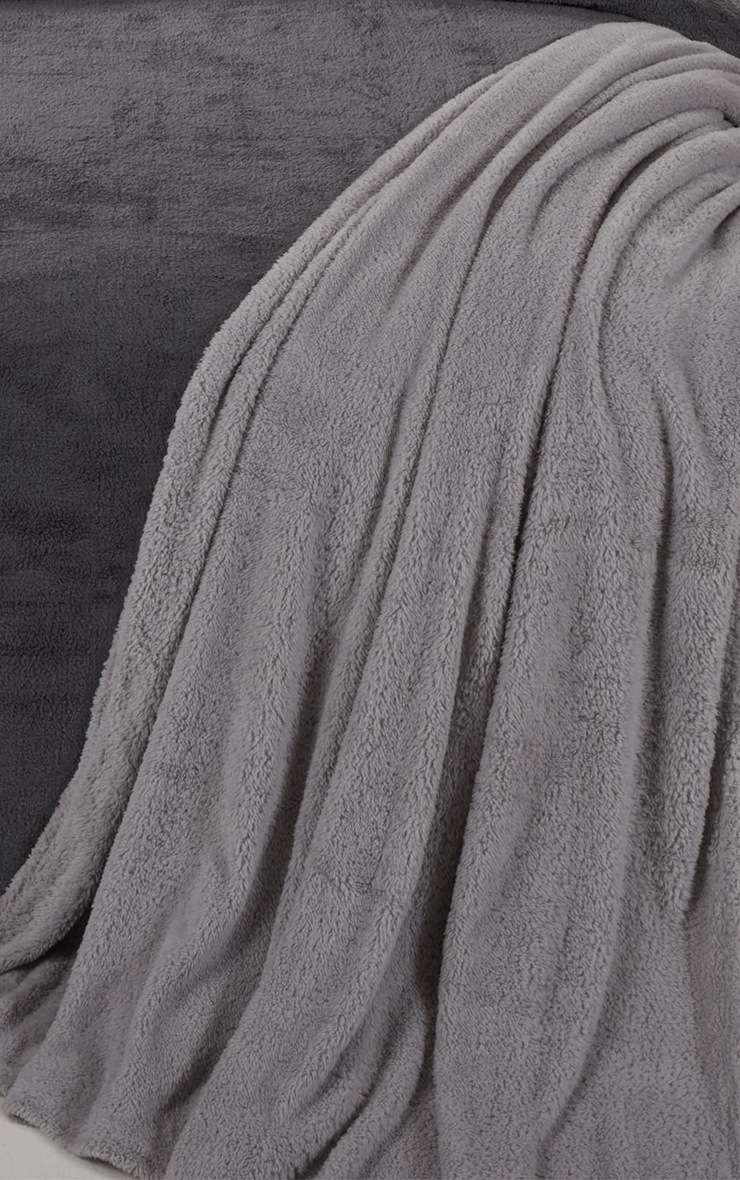 Plaid en polaire imitation mouton grise, Gris