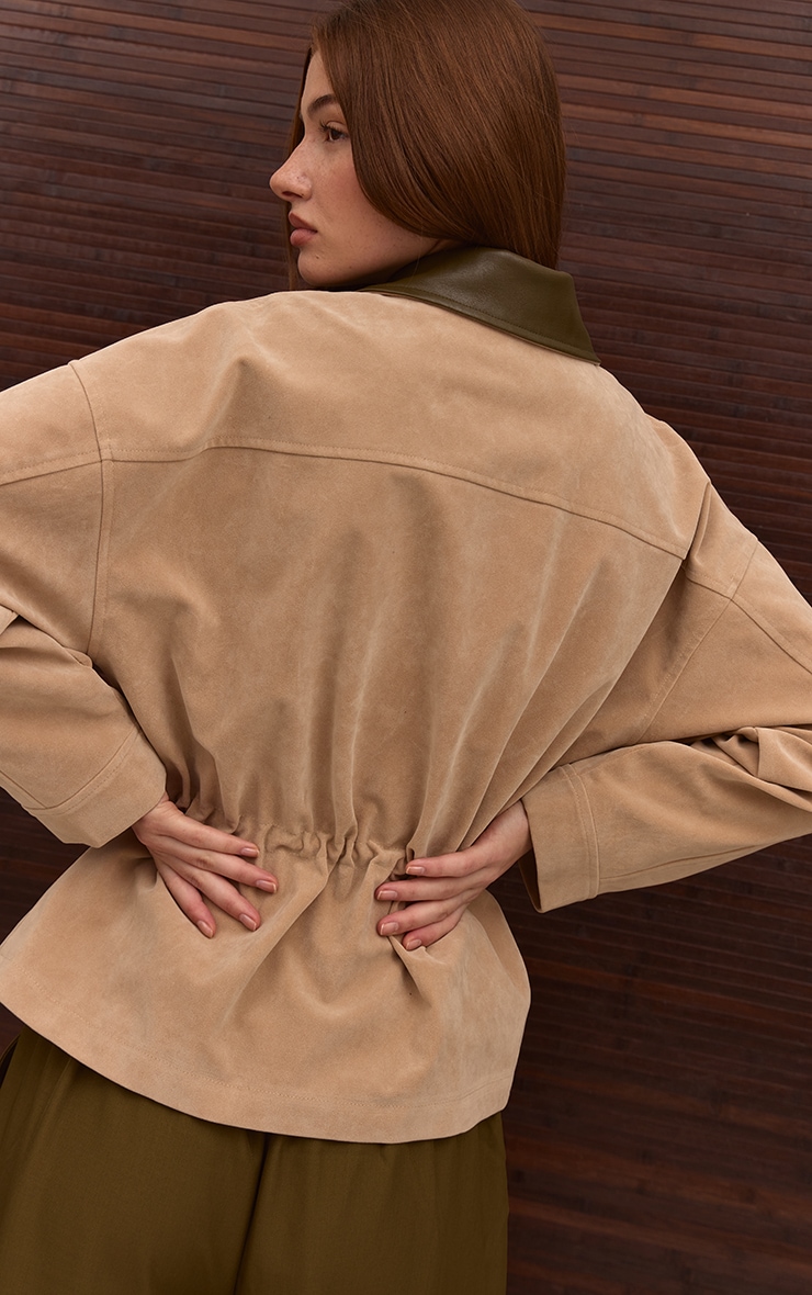 Veste en suédine sable à col contrastant et taille cintrée image 2