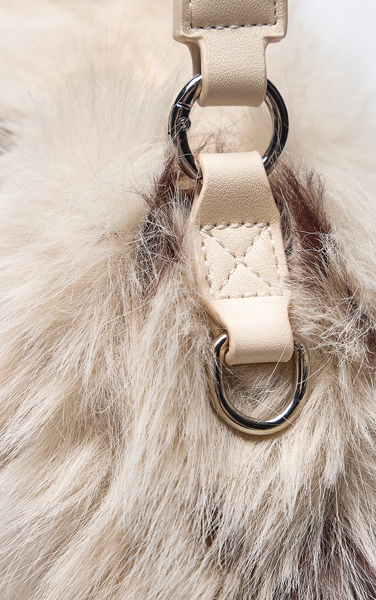 Sac à main en fausse fourrure effet vache image 5